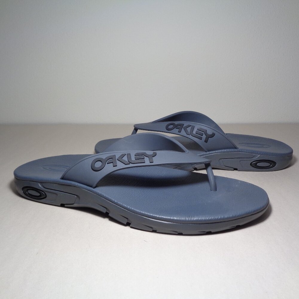 Oakley Size 8 M / B1B / Grey / Flip Flop Sandals / New Men's Shoes